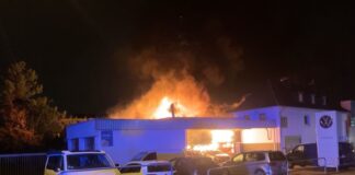 Eine Werkstatt mit angeschlossenem Autohaus brennt in Mülheim/Ruhr.