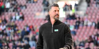 Augsburg Trainer Sandro Wagner will im Pokal wieder Grund zur Freude haben.