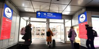 Schon am Morgen machen sich Reisende auf den Weg zu den NRW-Flughäfen.