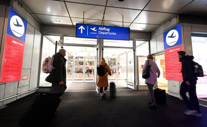 Schon am Morgen machen sich Reisende auf den Weg zu den NRW-Flughäfen.