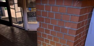 Wie genau die Täter den Geldautomaten entwendeten, ist noch unklar.