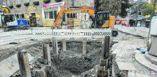 Hier entsteht die Brunnenkammer. Noch bevor das Loch fertig ist, wird es erst einmal wieder zugeschüttet,, Bild: Alexander Heinz