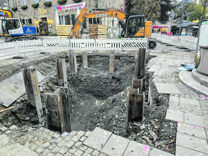 42_RAT_Brunnen 2 Hier entsteht die Brunnenkammer. Noch bevor das Loch fertig ist, wird es erst einmal wieder zugeschüttet,, Bild: Alexander Heinz