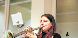 „Ich bin immer total aufgeregt“. Fanfarencorps Neviges probt für Hubertusmesse Yasemin Augst spielt beim Fanfarencorps Neviges mit. Foto: Volkmann