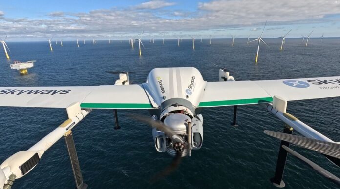 Transportdrohne vor Windpark RWE hat autonom fliegende Drohnen getestet, die Material zu Windrädern auf See bringen können.