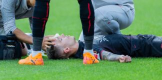 Bayer Leverkusens Kapitän Alejandro Grimaldo liegt nach einem Zusammenprall auf dem Boden. 