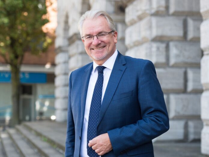 Marc Buchholz wähnte sich am Stichwahlabend zunächst als Verlierer, darf aber nach einer Wahlpanne hoffen. Zunächst wird aber neu ausgezählt. 