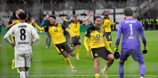 Elfmeterkrimi: BVB besiegelt frühes Pokal-Aus für Frankfurt Die Dortmunder Spieler stürmen auf Elfmeter-Held Kobel zu.