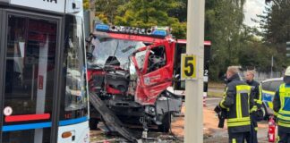 Beim Zusammenstoß eines Löschfahrzeugs der Feuerwehr mit einer Straßenbahn sind drei Menschen in Hattingen (Ennepe-Ruhr-Kreis) verletzt worden.