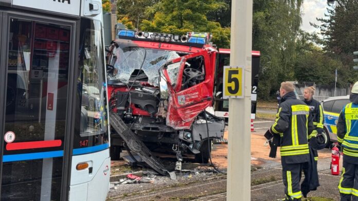 Beim Zusammenstoß eines Löschfahrzeugs der Feuerwehr mit einer Straßenbahn sind drei Menschen in Hattingen (Ennepe-Ruhr-Kreis) verletzt worden.