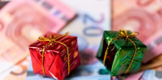 Weihnachtsgeld ist für Beschäftigte ein willkommenes Geschenk. (Symbolbild)