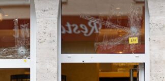 Auf ein Geschäft in Köln wurde geschossen - die Polizei ermittelt.