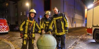 Feuerwehr sägt Metallkugel von Kirchturmspitze In Bochum haben Feuerwehrleute die 45 Kilogramm schwere Metallkugel von der Spitze der Melanchthonkirche geholt.