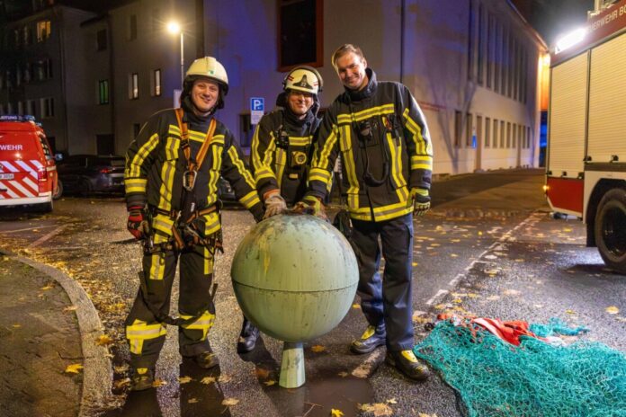 Feuerwehrleute holen Metallkugel von Kirchturmspitze In Bochum haben Feuerwehrleute die 45 Kilogramm schwere Metallkugel von der Spitze der Melanchthonkirche geholt.