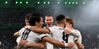 Schlusslicht Mönchengladbach schöpft Hoffnung für die Liga Jubelende Profis von Borussia Mönchengladbach nach dem ersten Sieg seit über zwei Monaten.