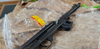 Die Polizei präsentierte sichergestellte Waffen.