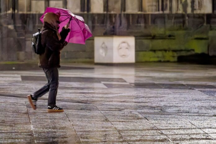 Herbstwetter in Nordrhein-Westfalen Der Deutsche Wetterdienst sagt für heute Sturm und Regen voraus.