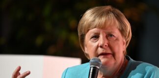 Angela Merkel mahnt «Maß und Mitte» an Altkanzlerin Angela Merkel hat in Bonn aus ihrer Autobiografie «Freiheit» gelesen. (Archivbild)