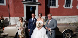 Joe Laschets Eltern - der Politiker Armin Laschet und seine Frau Susanne - posieren nach der Hochzeit mit dem Brautpaar. 