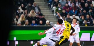 Dortmunder Arbeitssieg nach Augsburger Torgeschenk Serhou Guirassy (M) erzielt das 1:0 für Dortmund.