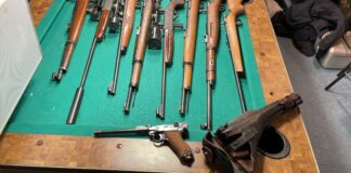 Noch mehr Waffen hinter Geheimtür in Remscheid entdeckt Waffen liegen in einem gemeinem Raum, den Fahnder im Haus eines mutmaßlichen Waffenhändlers gefunden haben.