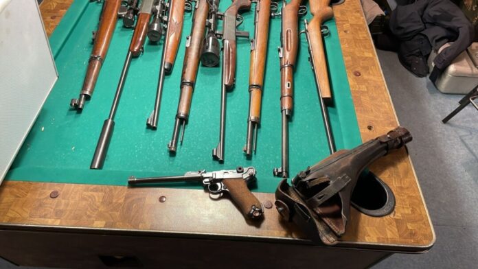 Nach Waffenfund in Remscheid Waffen liegen in einem gemeinem Raum, den Fahnder im Haus eines mutmaßlichen Waffenhändlers gefunden haben.