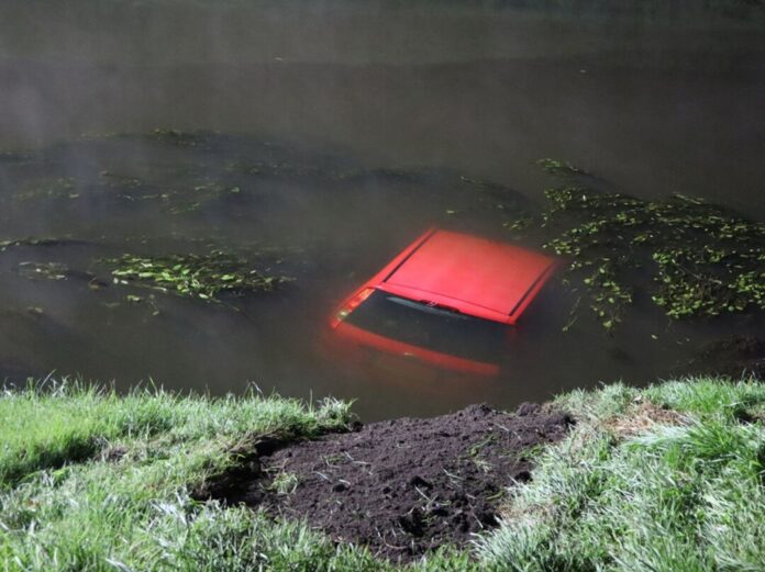Die beiden Männer konnten das Auto aus eigener Kraft verlassen.