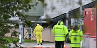 Desinfektionsschleuse an der Zufahrt für einen Geflügelhof in Rees. Wegen eines Geflügelpest-Ausbruchs mussten dort fast 19.000 Puten getötet werden. 