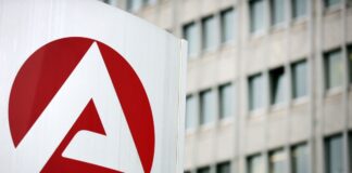 Die Arbeitslosenzahl in NRW ist im zweiten Monat infolge gesunken.