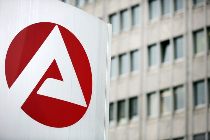 Die Arbeitslosenzahl in NRW ist im zweiten Monat infolge gesunken.