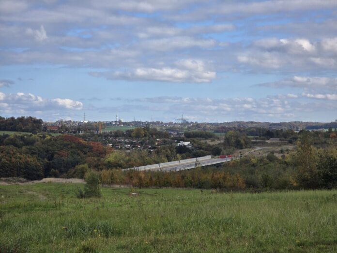 Das Komplizierteste ist erledigt, jetzt fehlt es an Durchsetzungsvermögen der gewählten Volksvertreter, der am Willen. A44 Brücke in der grünen Landschaft (hier noch ohne A44) ; Bild: Alexander Heinz