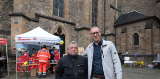 Jan Heinisch (r) mit einem Düsseldorfer Bürger (Norbert Jochheim) beim Besuch der Ehrenamtsmeile in diesem Jahr, Bild: Alexander Heinz