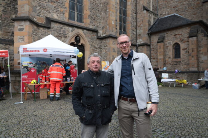 AHR56580 Jan Heinisch (r) mit einem Düsseldorfer Bürger (Norbert Jochheim) beim Besuch der Ehrenamtsmeile in diesem Jahr, Bild: Alexander Heinz