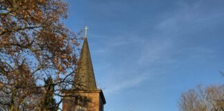 Leicht zu finden, das Gemeindezentrum befindet sich direkt neben der markanten Adolf Clarenbach Kirche im Tentrum von Hösel, Bild: Alexander Heinz