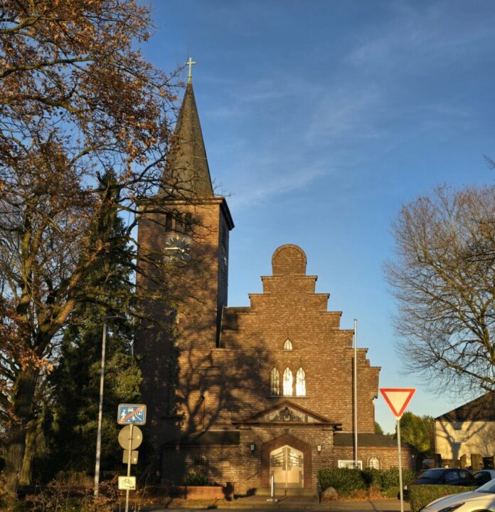 Adolf Clarenbach Kirche Leicht zu finden, das Gemeindezentrum befindet sich direkt neben der markanten Adolf Clarenbach Kirche im Tentrum von Hösel, Bild: Alexander Heinz