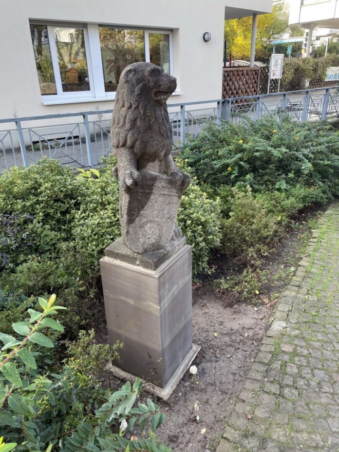 Alter Löwe Hier wacht er nun, der kleine Ratinger Löwe am Dicken Turm, Bild: Ratinger Jonges