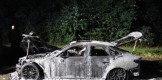 Der BMW brannte völlig aus. Foto: Polizei