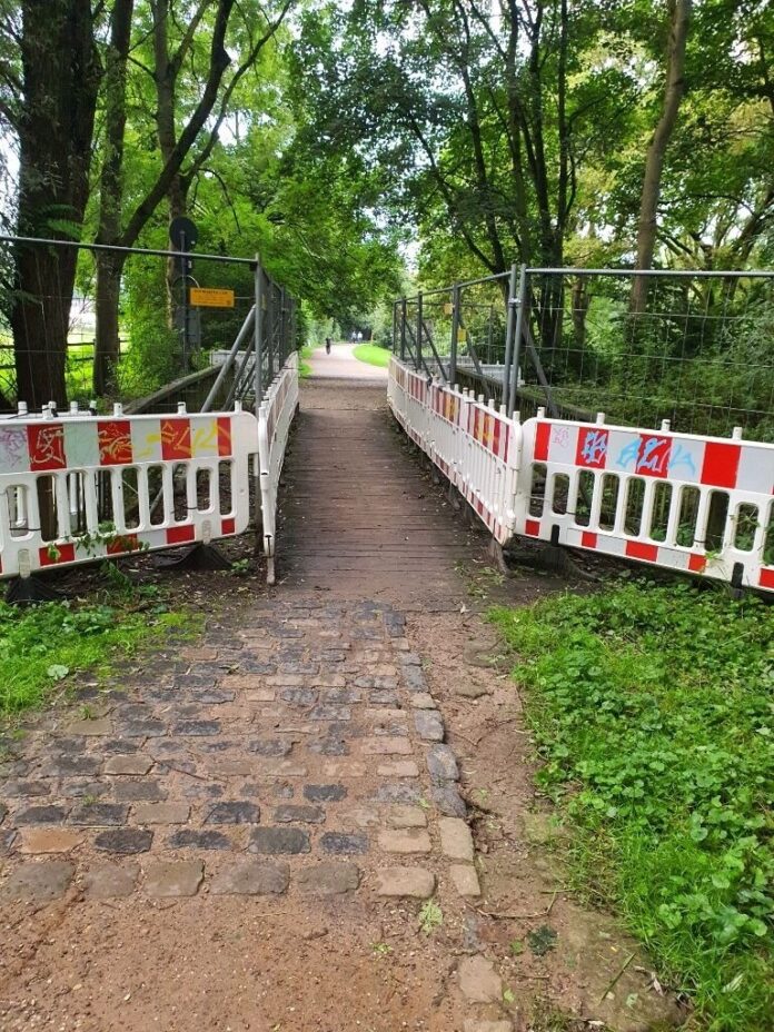 Brücke West Der Zeitpunkt an dem diese Brücke gar nicht mehr passierbar ist, und sie wie die anderen abgerissen werden muss ist Nahe. Bild: Hans Rau