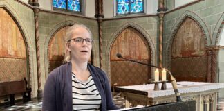 Katia Büter in der Kirche. Foto: Matthias Röttger