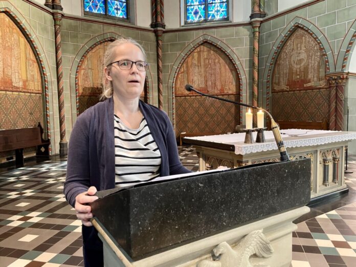 Katia Büter in der Kirche. Foto: Matthias Röttger