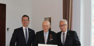 Christoph Schultz (l.) sowie weitere Wegbegleiter gratulierten herzlich. Foto: Stadt Erkrath