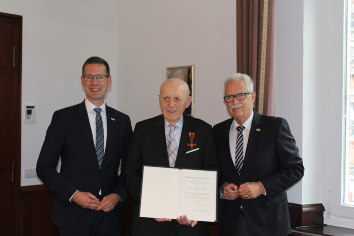 Bundesverdienstkreuz für Wolfgang Goldacker Christoph Schultz (l.) sowie weitere Wegbegleiter gratulierten herzlich. Foto: Stadt Erkrath