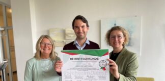 Bürgermeisterin Sandra Pietschmann, Personalratsvorsitzende Monika Werner und Marco Baumann, Abteilungsleiter Zentrale Dienste, mit der Beitrittsurkunde Präventionsnetzwerk „Sicher im Dienst“. Foto: Kreisstadt Mettmann