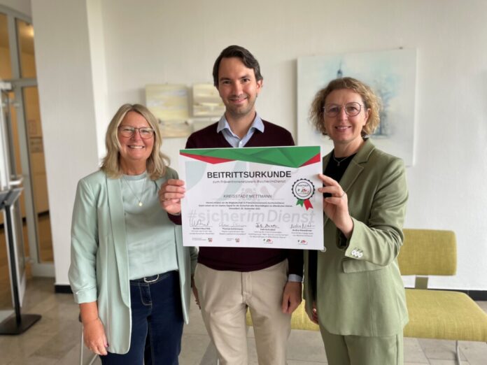 Bürgermeisterin Sandra Pietschmann, Personalratsvorsitzende Monika Werner und Marco Baumann, Abteilungsleiter Zentrale Dienste, mit der Beitrittsurkunde Präventionsnetzwerk „Sicher im Dienst“. Foto: Kreisstadt Mettmann