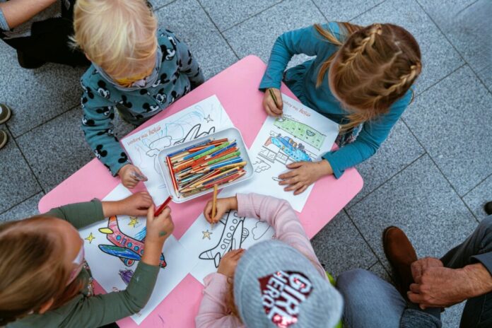 DUS-Aktionstag-Basteln-Malen Kinder malen Flugzeuge aus, Bild: Flughafen Düsseldorf