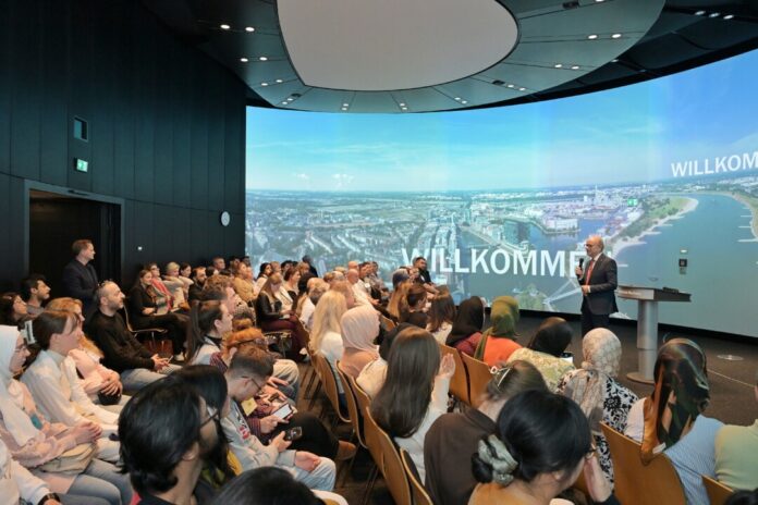 Die Besucher der "Demokratieschule" im Landtag. Foto: Landtag NRW/Wilfried Meyer
