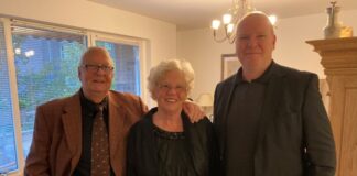 60 Jahre Liebe in Erkrath: „Dieses tolle Ehejubiläum haben wir gemeinsam geschafft” Das Ehepaar Hanf hat Glückwünsche von dem stellvertretenden Bürgermeister Marc Göckeritz überbracht bekommen. Foto: Stadt Erkrath