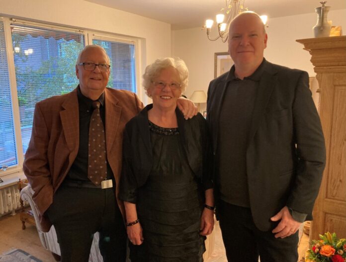 Das Ehepaar Hanf hat Glückwünsche von dem stellvertretenden Bürgermeister Marc Göckeritz überbracht bekommen. Foto: Stadt Erkrath