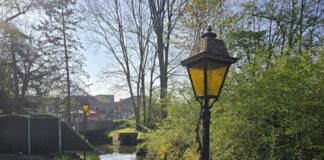 Der Dickelsbach nachdem er das Mühlengelände (im Hintergrund zu sehen) verlassen hat und am Bürgershaus vorbe seinen Weg durch das schöne Lintorf fortsetzt. Bild: Alexander Heinz