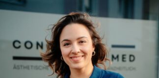 Dr. med. Vivien Lorena Ivan vor ihrer Praxis in der Feldstrasse 1, Bild: Privat